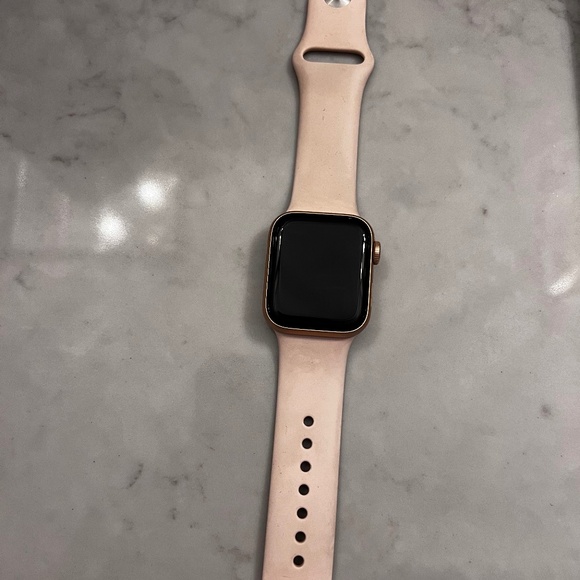 Apple Gen 5 Watch - Picture 1 of 4
